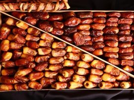 Natural dates with pits