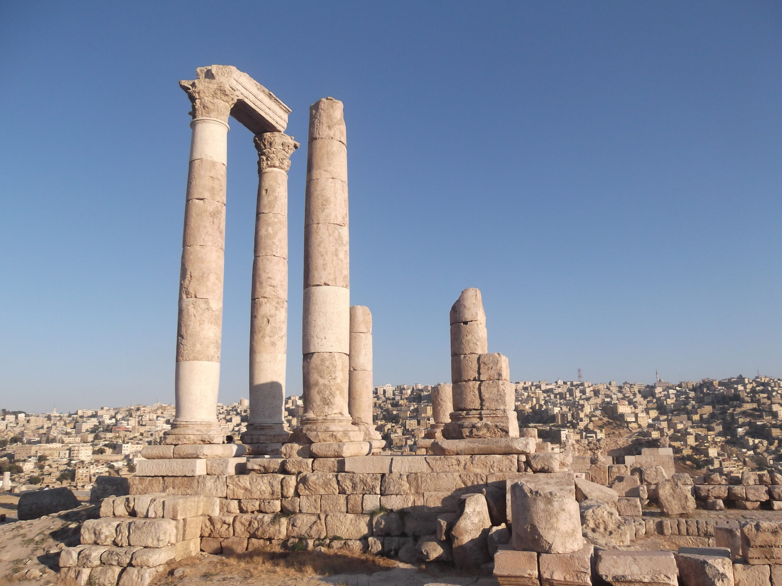 الأثار الموجودة داخل جبل القلعة